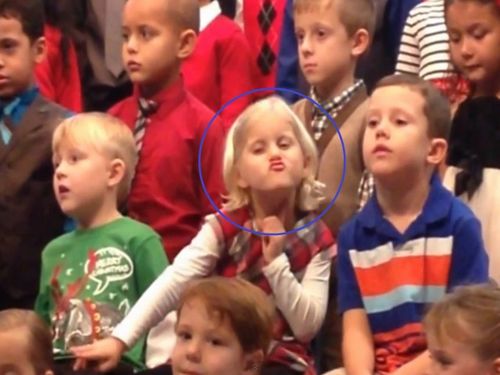 女童唱歌为失聪父母比手语表情超萌融化人心