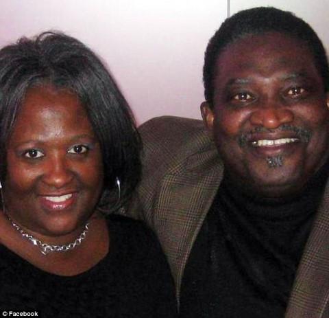 美国女子厕所受困8小时花2小时凿壁脱困