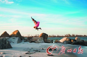 丈夫为讨癌症妻子开心穿芭蕾裙周游世界(图)