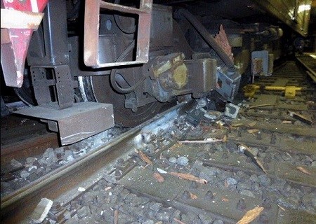 日本大阪一地铁列车脱轨5万名上班族出行受阻