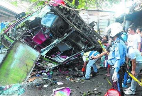 菲律宾巴士从高架公路坠落压毁货车40多人死伤