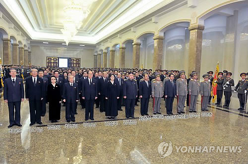 金正恩携李雪主参谒锦绣山太阳宫致敬金正日