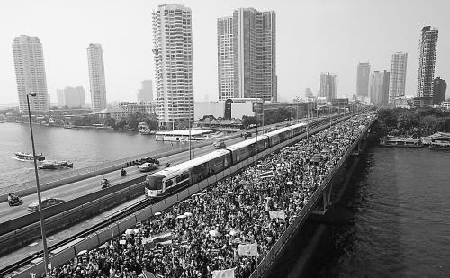 泰反对派拼尽全力阻大选派女性围攻美女总理家