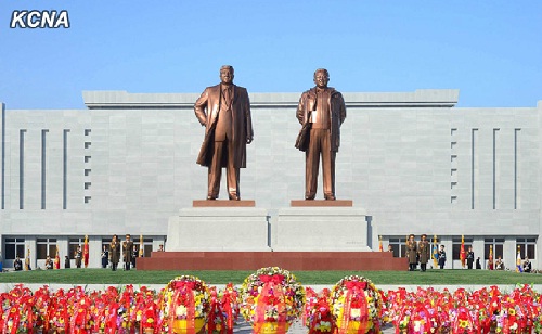 朝鲜元山市金日成金正日铜像揭幕金正恩送花篮
