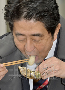 安倍第12次赴地震灾区视察称将继续解决污染水