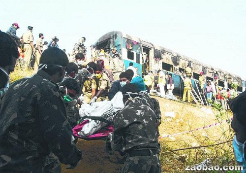 印度夜行列车起火燃烧26人丧生包括2名儿童(图)