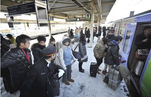 日本将迎新年各地迎返乡潮出现交通拥挤