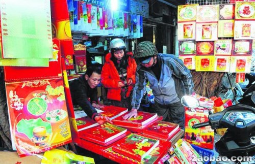 越南人准备迎接2014新年:买个日历好过年(图)