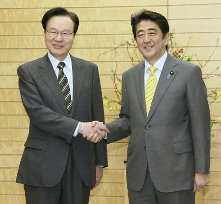 日本“国安局”成立安倍向首任局长递交任命书