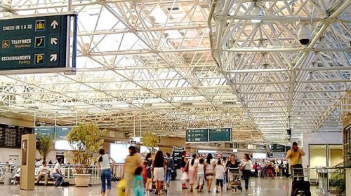 巴西一机场出意外3岁女童从扶梯和护栏间隙坠下