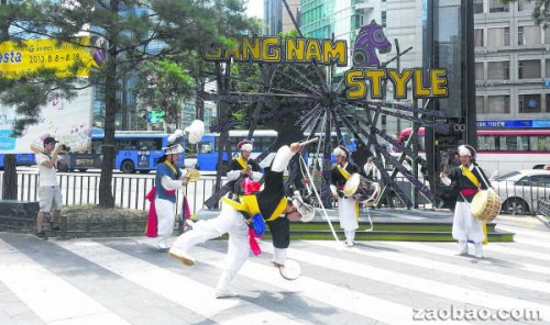 韩江南区因“鸟叔”大热外国游客专程到此一游