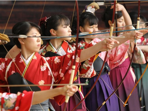 日本迎成人节京都用射箭比赛锻炼意志(图)