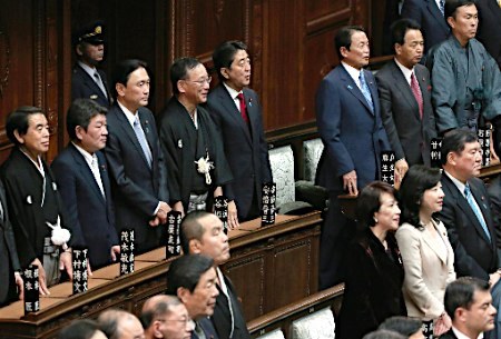 日本首相安倍首次明确称将修改集体自卫权解释