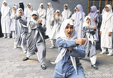 印度强奸案件频发学校女生练越武道防身(组图)