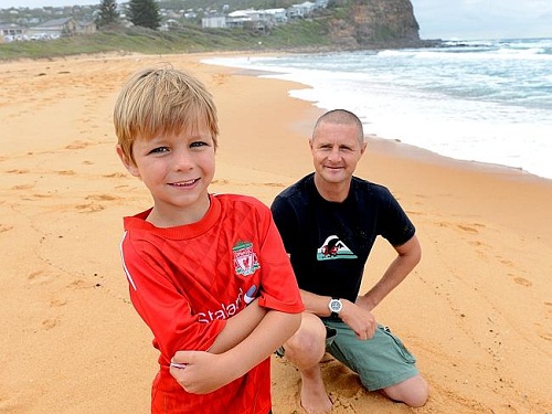 澳大利亚6岁男童划冲浪板勇救溺水父子获称赞(图)