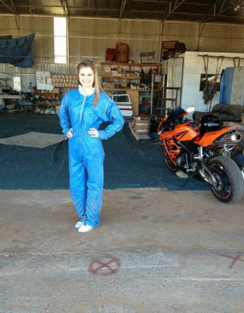 少女高空跳伞降落伞未张开900米高空坠地幸存