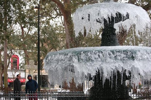 美国南方罕见暴雪致13人死亡6州进入紧急状态