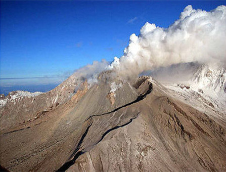 俄罗斯舍维留奇火山喷发火山灰冲至11公里高空