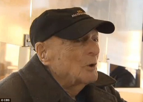 美国百岁老人活到老做到老:快餐店工作25年(图)