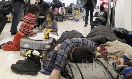 日本成田机场因大雪成“陆上孤岛”数百航班取消