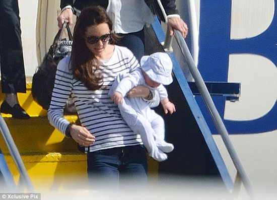 英王妃凯特带小王子出游单手抱孩酷劲十足(图)