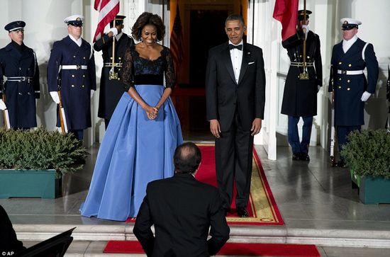 奥朗德只身赴美国宴夹奥巴马夫妇间避尴尬(图)