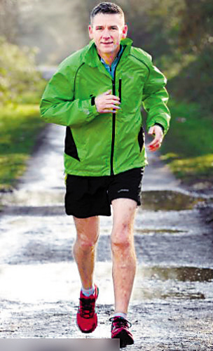 英国一摩托车手遭遇车祸变身真人版仿生人(图)