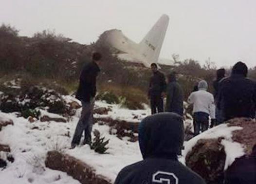 阿尔及利亚军用运输机坠毁77人死亡1人生还（图）