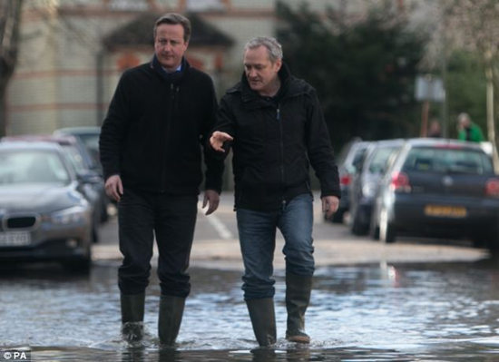 英国洪灾多地拉响警报卡梅伦取消外访行程(图)
