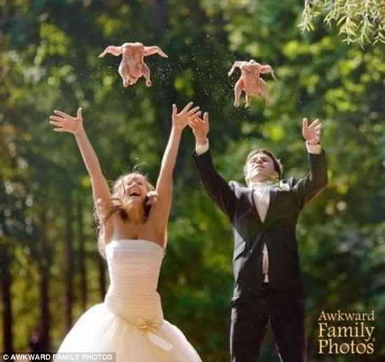 “搞怪”情侣:新人婚礼抛鸡瑜伽造型接吻(图)