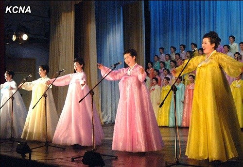 ���ʸ�Ůͬ�˾��и質����ף�����յ�������ͼ��