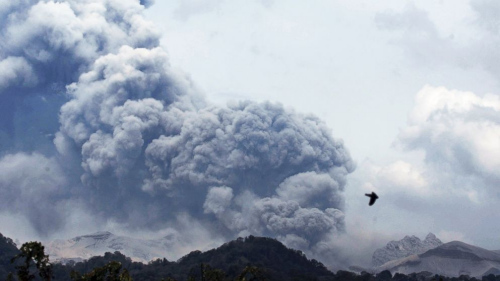 印尼火山喷发致3人死火山灰似雨点般散落(图)