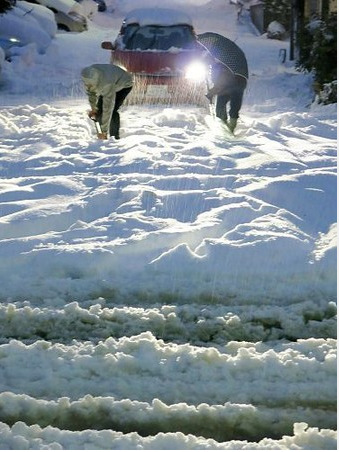 日本关东大雪致3人死富士山积雪达1.4米(图)