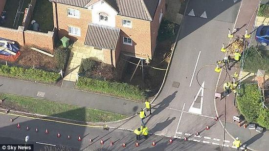 英国暴雨致多地地陷现6米深大洞17户疏散(图)