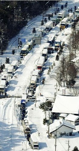 日本关东地区持续降雪自卫队出动直升机救援
