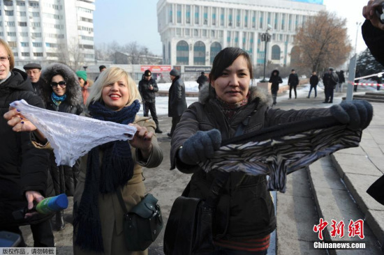 哈萨克斯坦将禁售蕾丝内裤称其不吸汗妇女抗议