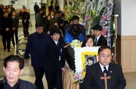 韩国庆州度假村房屋坍塌遇难者举办葬礼(图)