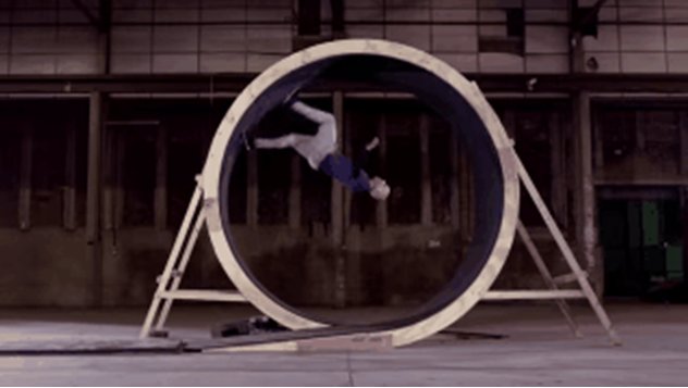 男子圆筒内飞速跑步绕圈如“人肉过山车”(图)