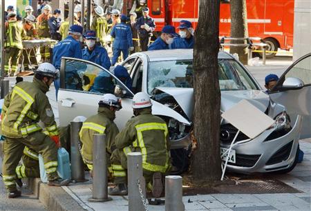 日本一男子驾车冲进步行街接连撞伤12人遭逮捕