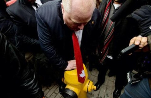 多伦多市长庆祝冰球获胜撞上消防栓伤下腹(图)