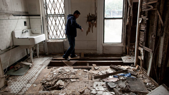 纽约房租上涨房东赶租户出新招:砸毁厨房卫生间