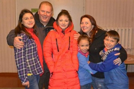 美国夫妇不顾危险奔赴乌克兰收养4名孤儿(图)