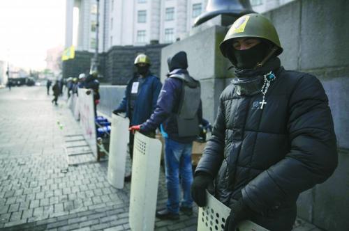 乌克兰全国追捕前总统民众害怕俄罗斯动武