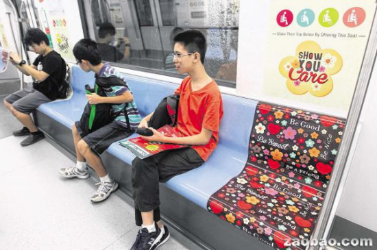 新加坡地铁车厢设可爱座椅提醒公众主动让座(图)