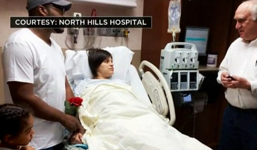 男子产房中与未婚妻办婚礼30分钟后女儿降生(图)