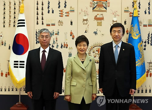 韩媒:中国驻韩大使邱国洪向朴槿惠递交国书