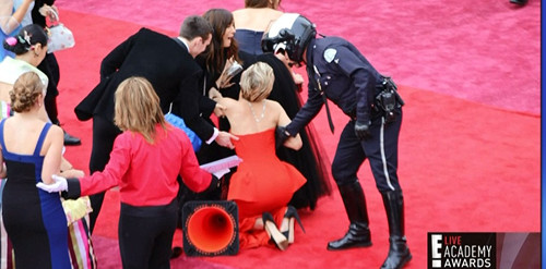 詹妮弗·劳伦斯红毯跌倒成奥斯卡“摔跤王”(图)