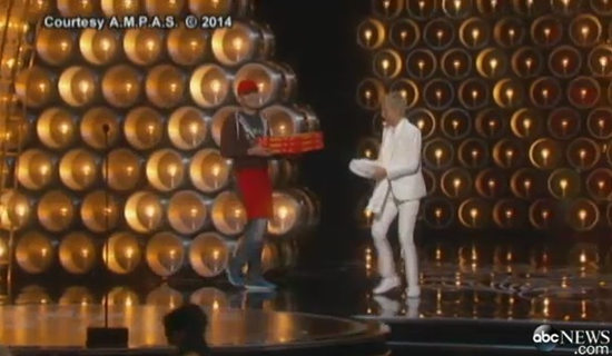 奥斯卡花絮:主持人请明星现场吃披萨(组图)