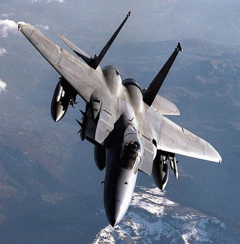 美F-15战机紧急迫降冲绳基地驾驶座外罩脱落