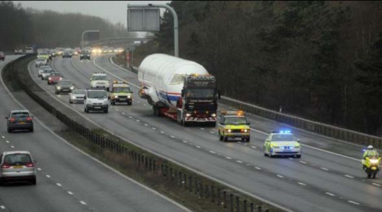 英国公路现空客机身一度引发交通堵塞(组图)